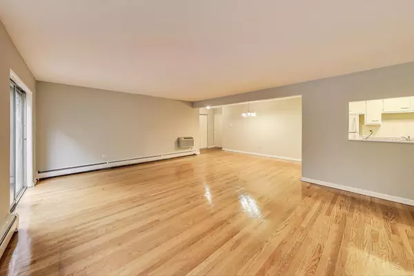 Skokie, IL 60077,8500 Skokie Boulevard #3A