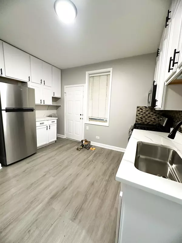 Chicago, IL 60645,7233 N Damen Avenue #2