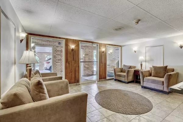 Downers Grove, IL 60516,512 Redondo Drive #112