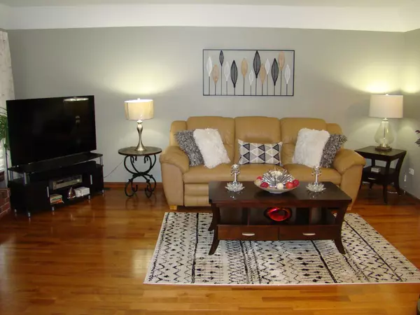 Flossmoor, IL 60422,1433 Woodhollow Drive