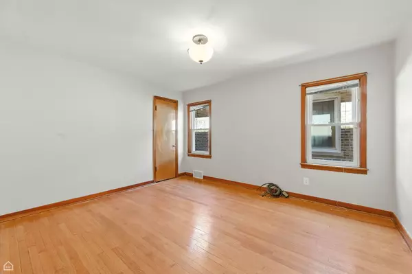 Chicago, IL 60617,8424 S essex Avenue