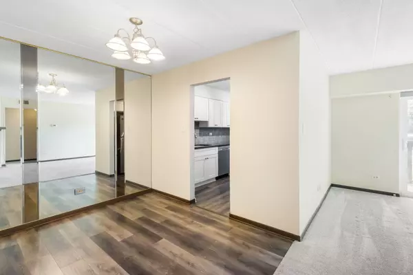 Westmont, IL 60559,527 Cumnor Road #107