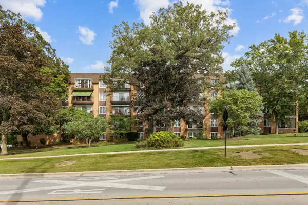 Glen Ellyn, IL 60137,441 N Park Boulevard #3E