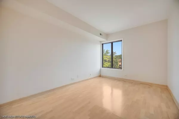 Willowbrook, IL 60527,201 Lake Hinsdale Drive #303