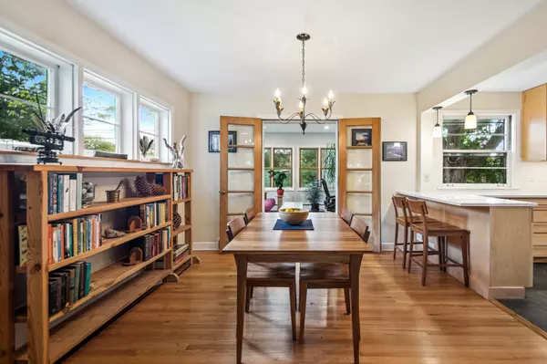 Evanston, IL 60202,1726 Dobson Street