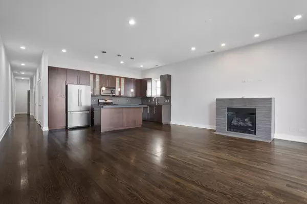 Chicago, IL 60626,1412 W Morse Avenue #4B