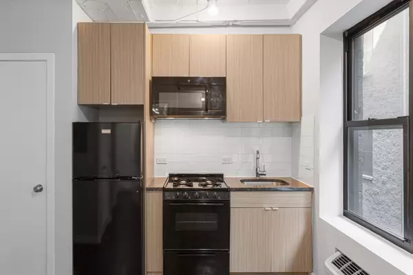 Chicago, IL 60660,5718 N Winthrop Avenue #305