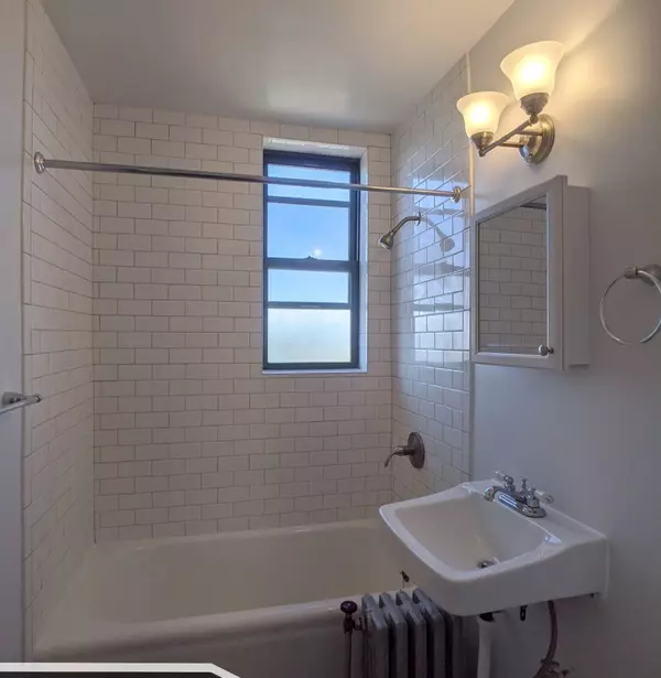 Chicago, IL 60647,3335 W Diversey Avenue #329