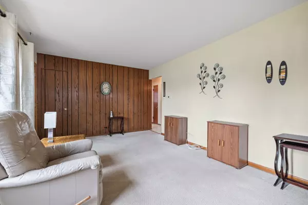 Burbank, IL 60459,7912 S New Castle Avenue