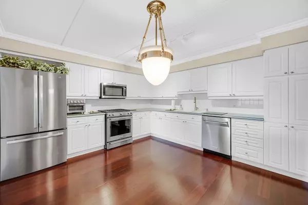 Mount Prospect, IL 60056,730 Creekside Drive #405C