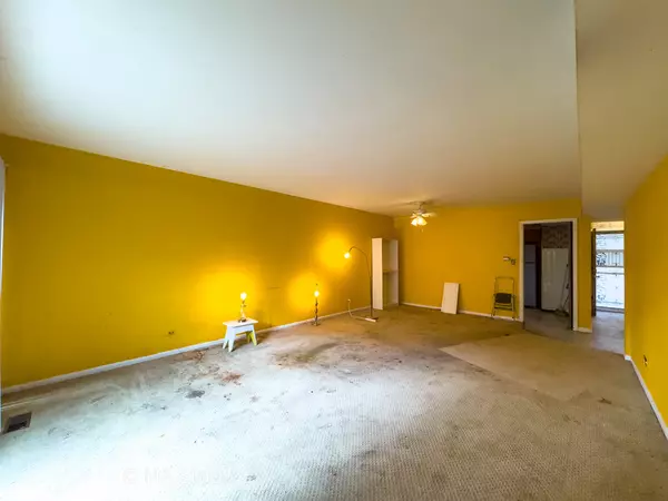 Chicago, IL 60645,6960 N Bell Avenue #208