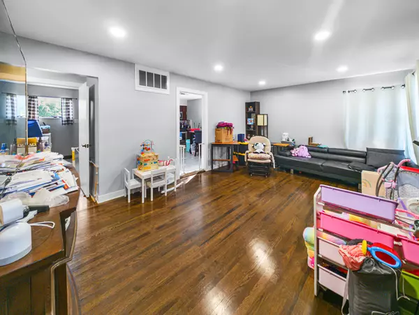 Villa Park, IL 60181,417 W Terrace Street