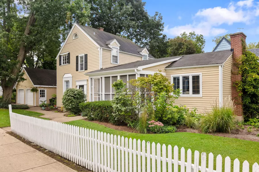 345 E Russell Street, Barrington, IL 60010