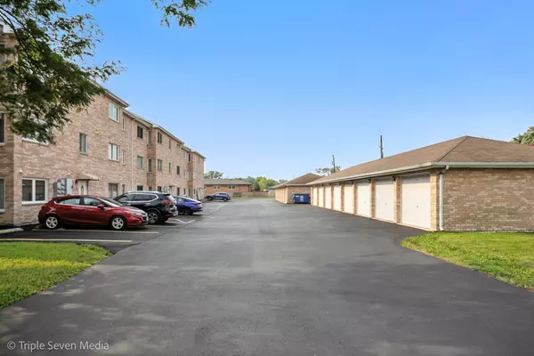 Burbank, IL 60459,7900 NAGLE Avenue #3S