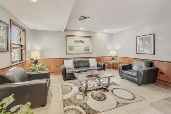 Chicago, IL 60660,6030 N Sheridan Road #1007