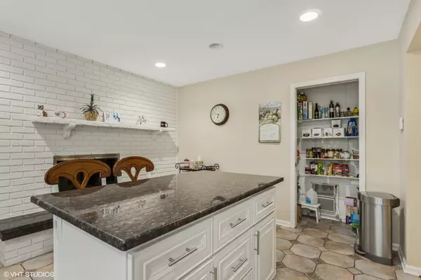 Oak Brook, IL 60523,48 Kingston Drive