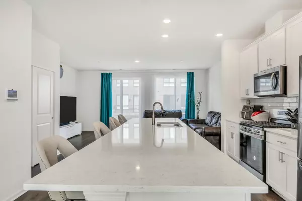 Schaumburg, IL 60173,1276 Lakepointe Drive