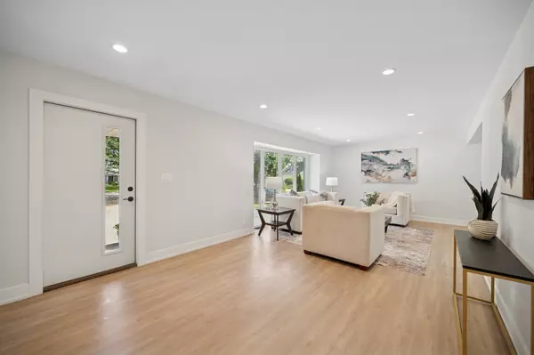 Glenview, IL 60026,4035 Crestwood Drive