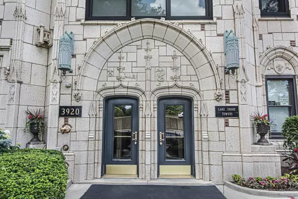 Chicago, IL 60613,3920 N Lake Shore Drive #3S
