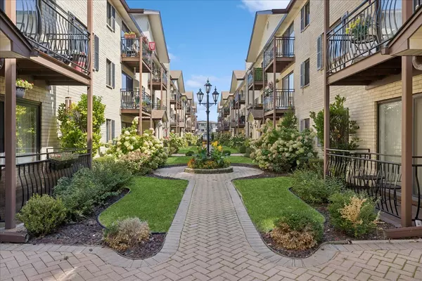 Chicago, IL 60656,5143 N East River Road #152B