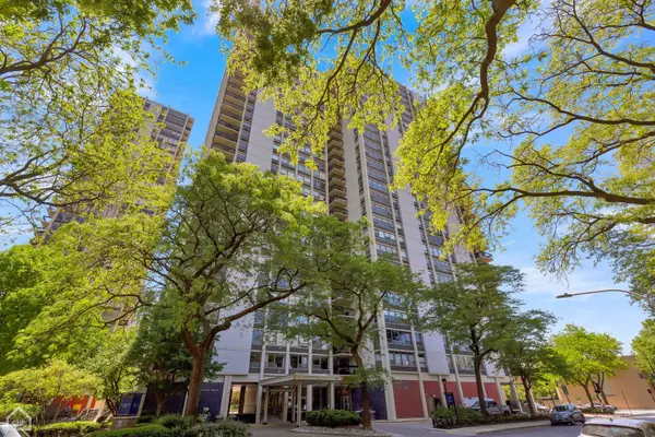 1360 N Sandburg Terrace #401C, Chicago, IL 60610