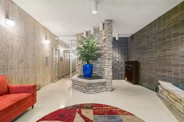 Oak Park, IL 60302,222 N Grove Avenue #2B