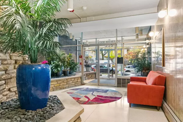 Oak Park, IL 60302,222 N Grove Avenue #2B