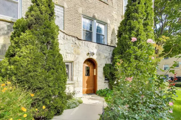 Chicago, IL 60645,2300 W FARWELL Avenue #3