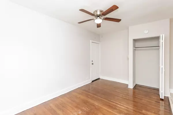 Chicago, IL 60649,6959 S Paxton Avenue #3E
