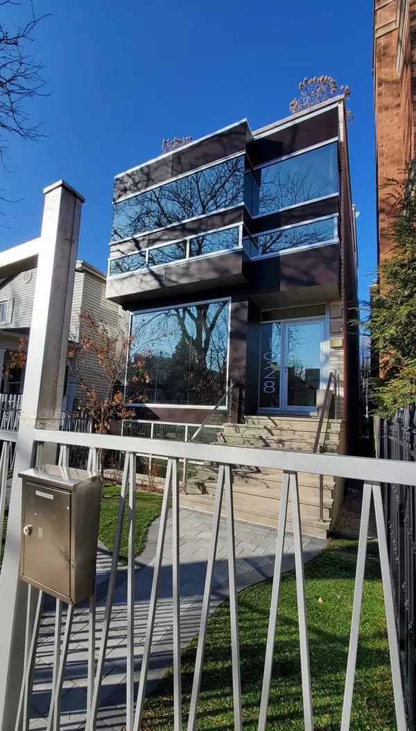 1928 W WOLFRAM Street, Chicago, IL 60657