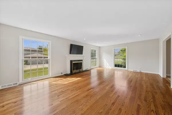 Oak Brook, IL 60523,18 Shelburne Drive