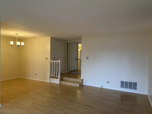 Vernon Hills, IL 60061,1250 N Streamwood Lane #338