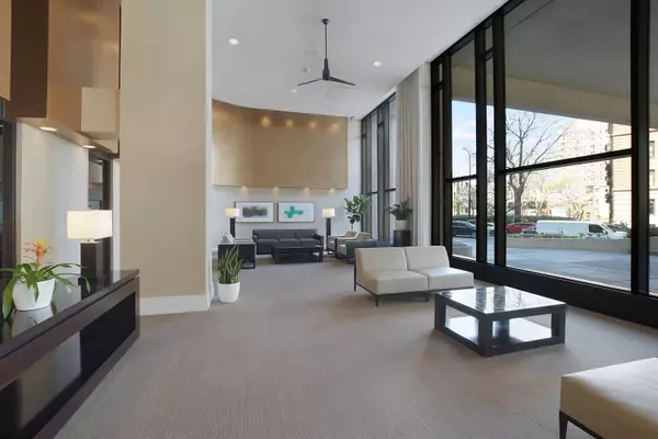 Chicago, IL 60613,3930 N Pine Grove Avenue #2308