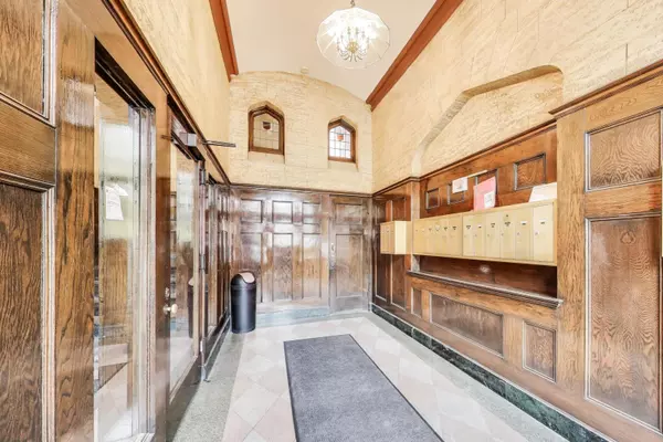 Oak Park, IL 60301,1103 Holley Court #207