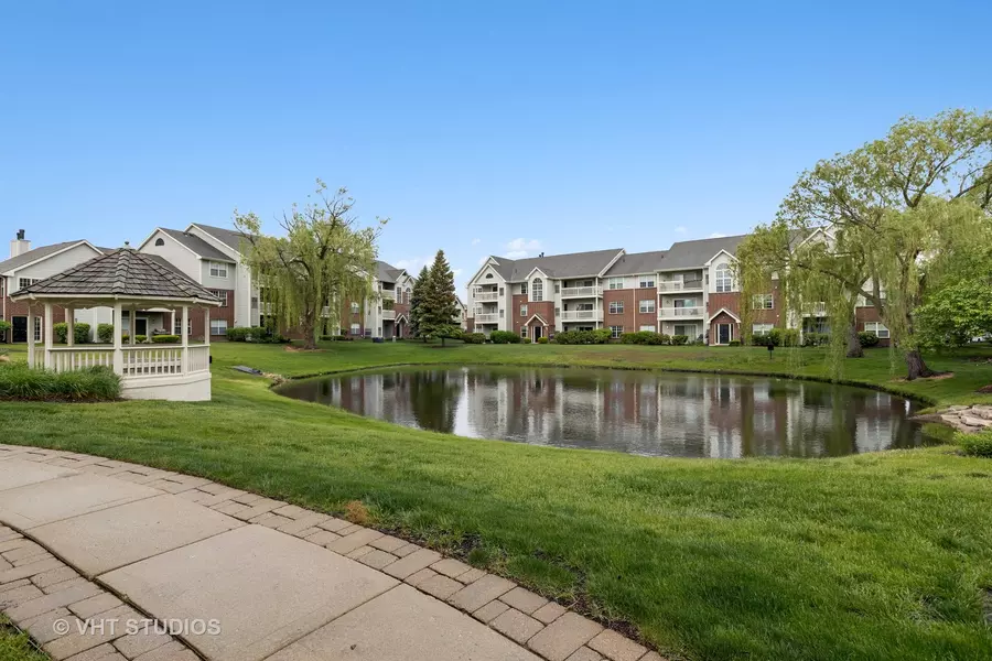 26 Sterling Circle #108, Wheaton, IL 60189