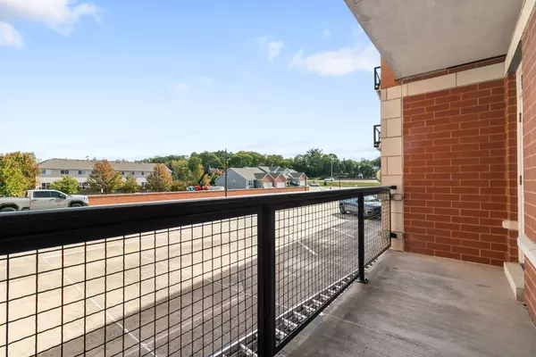 Willow Springs, IL 60480,400 Village Circle #109