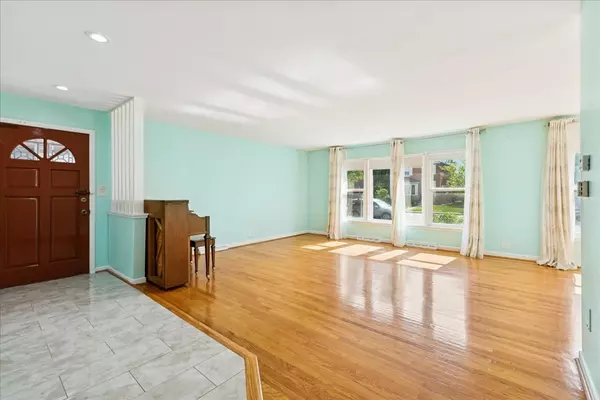 Lincolnwood, IL 60712,3836 W Estes Avenue