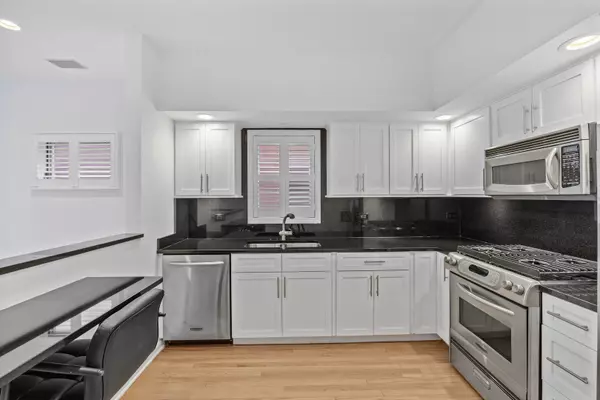 Chicago, IL 60614,2304 N Greenview Avenue