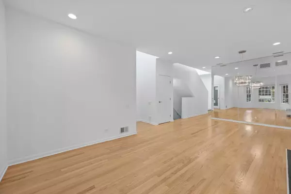 Chicago, IL 60614,2304 N Greenview Avenue
