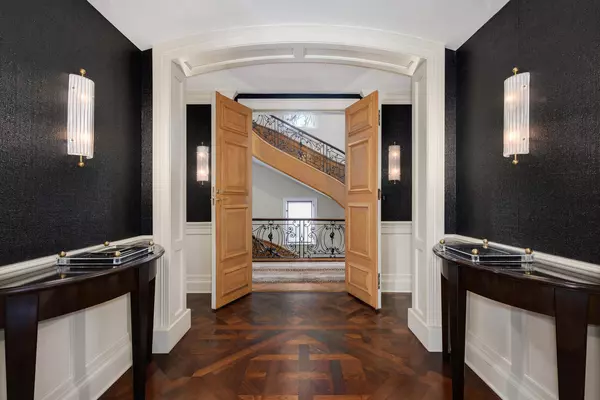 Chicago, IL 60610,1500 N Astor Street #6