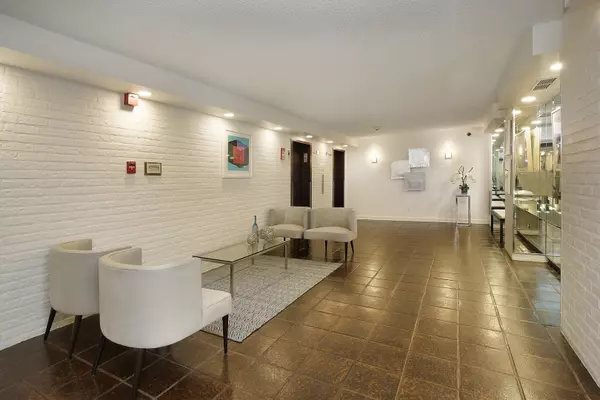 Northbrook, IL 60062,1621 Mission Hills Road #104