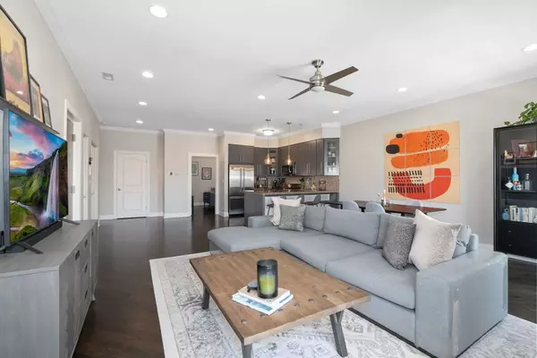 Chicago, IL 60618,3815 N Kedzie Avenue #3S