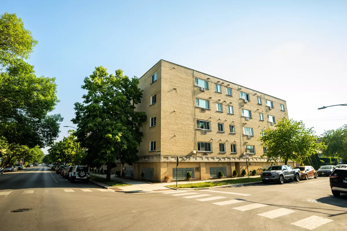 Chicago, IL 60625,5314 N Damen Avenue #202