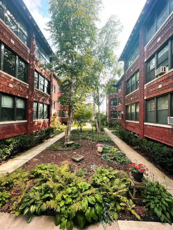 Oak Park, IL 60302,510 Madison Street #1N