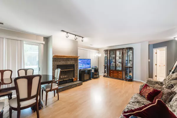 Palatine, IL 60074,1329 E Evergreen Drive #1