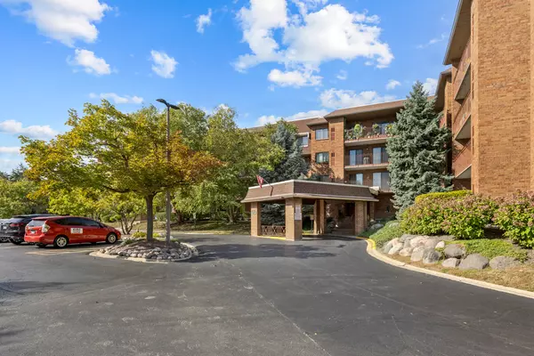 Buffalo Grove, IL 60089,51 Old Oak Drive #302