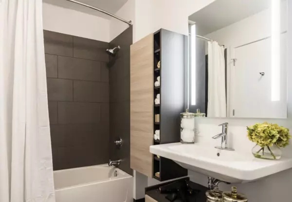 Chicago, IL 60654,710 W Grand Avenue #605