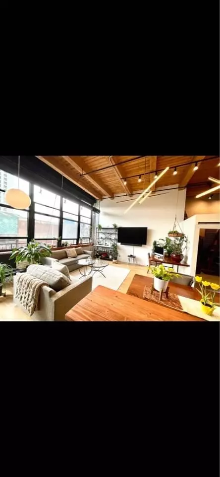 Chicago, IL 60605,1243 S Wabash Avenue #201