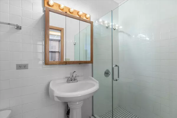 Chicago, IL 60657,620 W Belmont Avenue #402