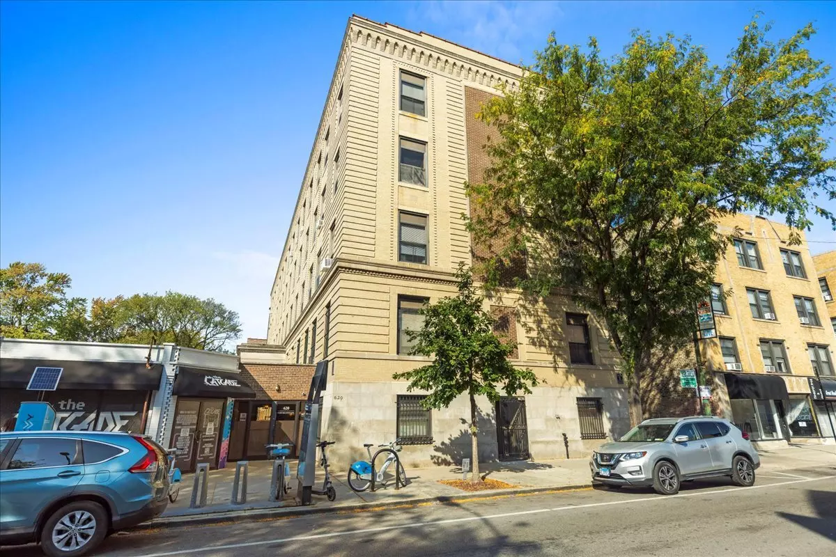 Chicago, IL 60657,620 W Belmont Avenue #402